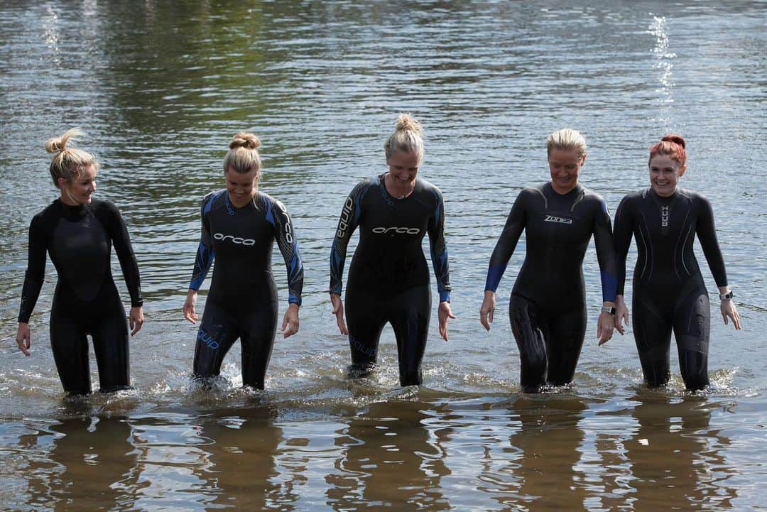 ヘレン・スケルトンさんのインスタグラム写真 - (ヘレン・スケルトンInstagram)「If you need me..... for the next month..... this is where I will most likely be 👌 #sisterhoodchannelswim #channelswim #openwater #wildswimming #girlgang #iactbeforeithink @thesickchildrenstrust 📸@craigomara」5月16日 23時42分 - helenskelton