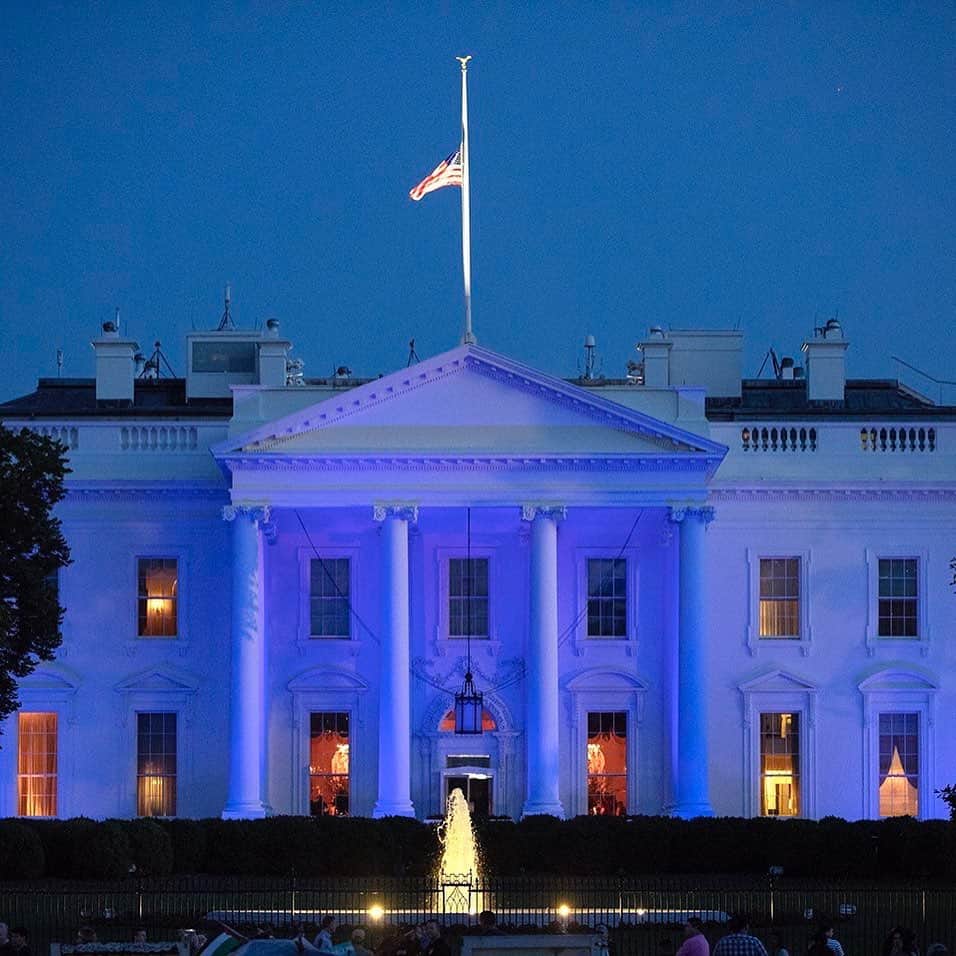 NBC Newsさんのインスタグラム写真 - (NBC NewsInstagram)「The White House was lit in blue Wednesday night in honor of Peace Officers Memorial Day. . 📷: White House」5月16日 23時43分 - nbcnews