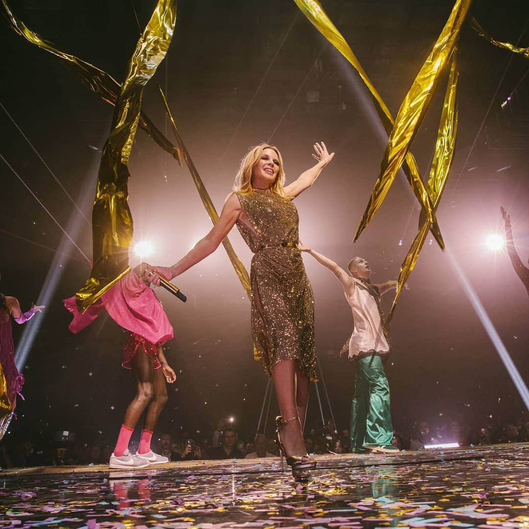 カイリー・ミノーグさんのインスタグラム写真 - (カイリー・ミノーグInstagram)「Ahhh, the Golden Tour MEMS! Who was there? Performing #NewYorkCity was such a fun highlight for me and now it's officially yours!⠀ Watch the video on YouTube now.」5月16日 23時46分 - kylieminogue