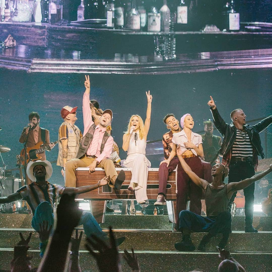 カイリー・ミノーグさんのインスタグラム写真 - (カイリー・ミノーグInstagram)「Ahhh, the Golden Tour MEMS! Who was there? Performing #NewYorkCity was such a fun highlight for me and now it's officially yours!⠀ Watch the video on YouTube now.」5月16日 23時46分 - kylieminogue