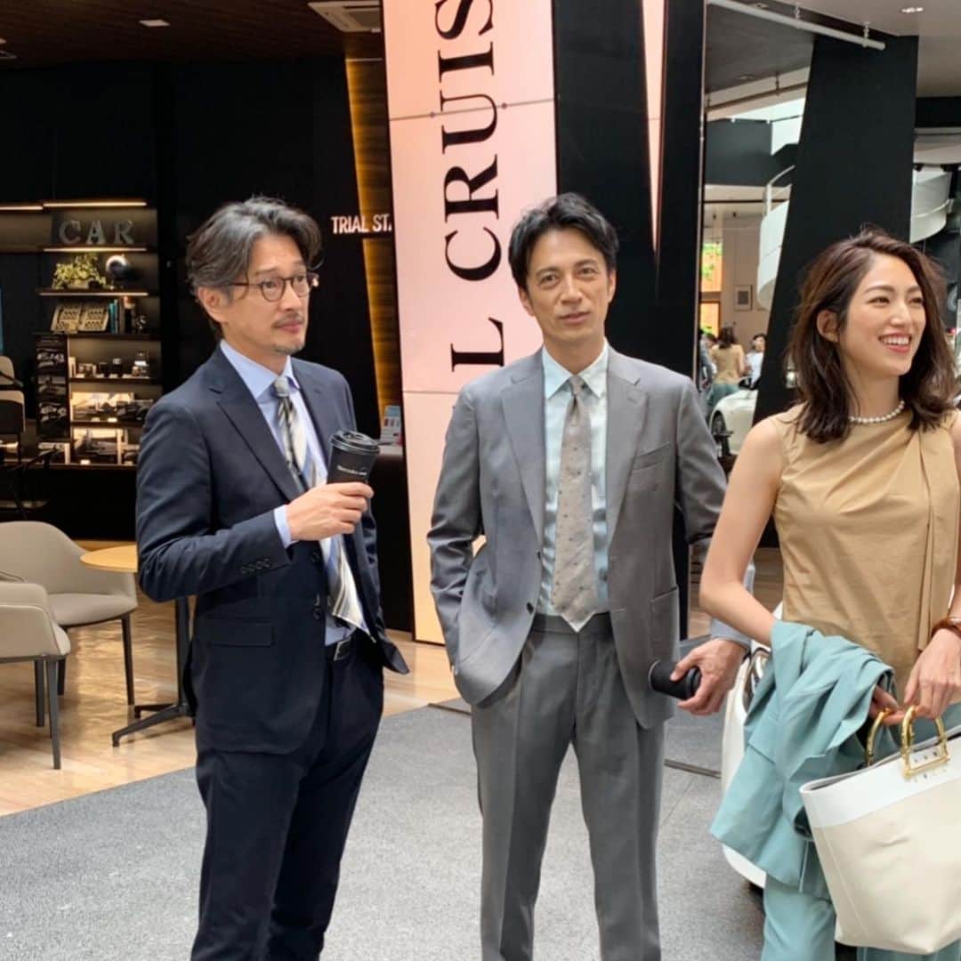 亀恭子のインスタグラム：「本日は港区おじさんと、 撮影でした。 . . . キャリア30年以上のお2人。 それはそれはベテランの動きと、終始ジェントルマンな気遣い。 . とても勉強になりました。 そして、楽しい現場でした^ ^ . . . この写真の続きは、 @domani_official 8・9月号で是非♪ . . #shooting #fashion #domani  with #港区おじさん #♪」