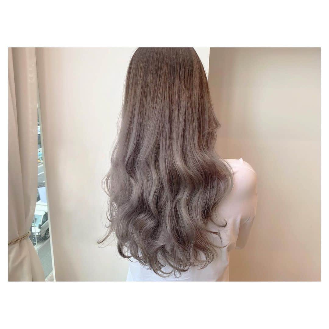 前原穂高のインスタグラム：「お客様のカラーもたまには載せようかな👍 ㅤㅤㅤ 1枚目→ #シルバーグラデーション 2枚目→ #シナモングレージュ 3枚目→ #ネイビーグレー 全員 #ブリーチなし ！！！！！ ㅤㅤㅤ 最近は髪質最優先で カラーリングできるようになってますよ👍 カラーが気になる方はぜひ保存してねー😍 ㅤㅤㅤ #ヘア #ヘアカラー #ヘアアレンジ #ヘアスタイル #ヘアメイク #ヘアセット #アレンジ #スタイリング #ほだかっと #ほだからー #ヘアサロン #サロン #美容室 #hair #hairstyle #haircolor @vvvvvvioletttttt  @vvvvvviolet_nagoya  #美容室violet」