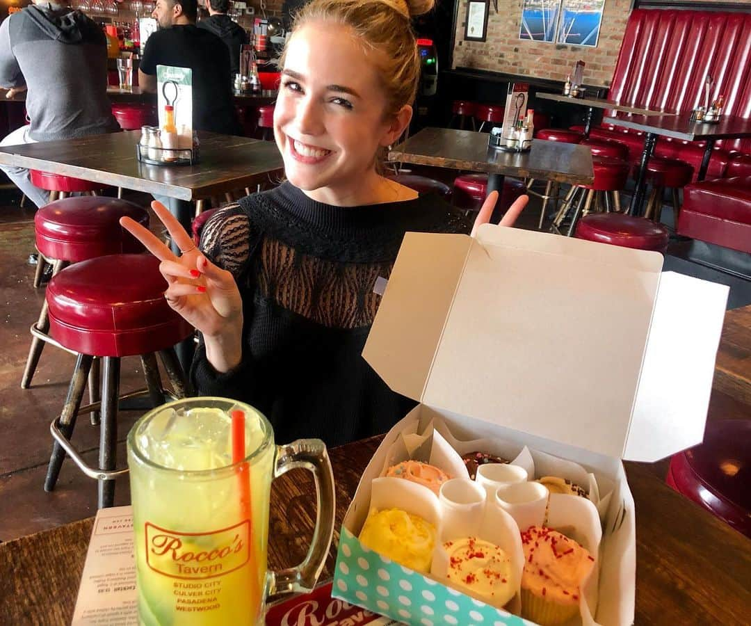 スペンサー・ロックさんのインスタグラム写真 - (スペンサー・ロックInstagram)「My face when @shanleycaswell shows up at happy hour with cupcakes and says “cupcakes for my cupcake” 😭💛」5月16日 23時59分 - spencerlocke