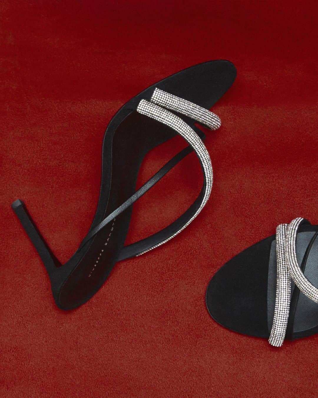 Giuseppe Zanotti Designさんのインスタグラム写真 - (Giuseppe Zanotti DesignInstagram)「Elegance, grace and boundless sparkle. The CROISETTE CRYSTAL. Named after Cannes’ famous boulevard, our just-dropped black suede mule features gleaming micro crystal embellishment along two curving straps. #GiuseppeZanotti #GZFW19」5月17日 0時00分 - giuseppezanotti
