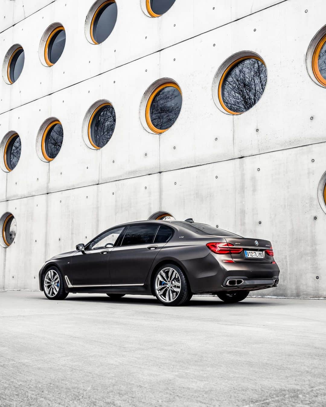 BMWさんのインスタグラム写真 - (BMWInstagram)「Strikingly different luxury. The BMW 7 Series Sedan. #BMWrepost @clean.f22 @beladatomas #BMW #THE7 #7Series __ BMW M760Li xDrive Sedan: Fuel consumption in l/100 km (combined): 12.5 - 12.4. CO2 emissions in g/km (combined): 285 - 282, exhaust standard EU6d-TEMP. The values of fuel consumptions, CO2 emissions and energy consumptions shown were determined according to the European Regulation (EC) 715/2007 in the version applicable at the time of type approval. The figures refer to a vehicle with basic configuration in Germany and the range shown considers optional equipment and the different size of wheels and tires available on the selected model. The values of the vehicles are already based on the new WLTP regulation and are translated back into NEDC-equivalent values in order to ensure the comparison between the vehicles. [With respect to these vehicles, for vehicle related taxes or other duties based (at least inter alia) on CO2-emissions the CO2 values may differ to the values stated here.] The CO2 efficiency specifications are determined according to Directive 1999/94/EC and the European Regulation in its current version applicable. The values shown are based on the fuel consumption, CO2 values and energy consumptions according to the NEDC cycle for the classification. For further information about the official fuel consumption and the specific CO2 emission of new passenger cars can be taken out of the „handbook of fuel consumption, the CO2 emission and power consumption of new passenger cars“, which is available at all selling points and at https://www.dat.de/angebote/verlagsprodukte/leitfaden-kraftstoffverbrauch.html.」5月17日 0時01分 - bmw