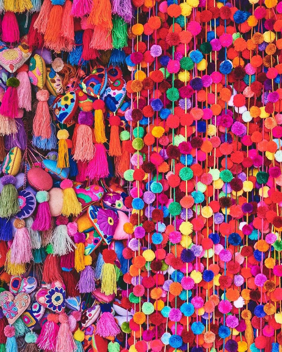 ジェイクルーさんのインスタグラム写真 - (ジェイクルーInstagram)「Pom-pom-palooza! Explore Oaxaca’s vibrant artisan markets — plus, way more of the city — in our (colorful, textural, delectable) story. #jcrewalways」5月17日 0時01分 - jcrew