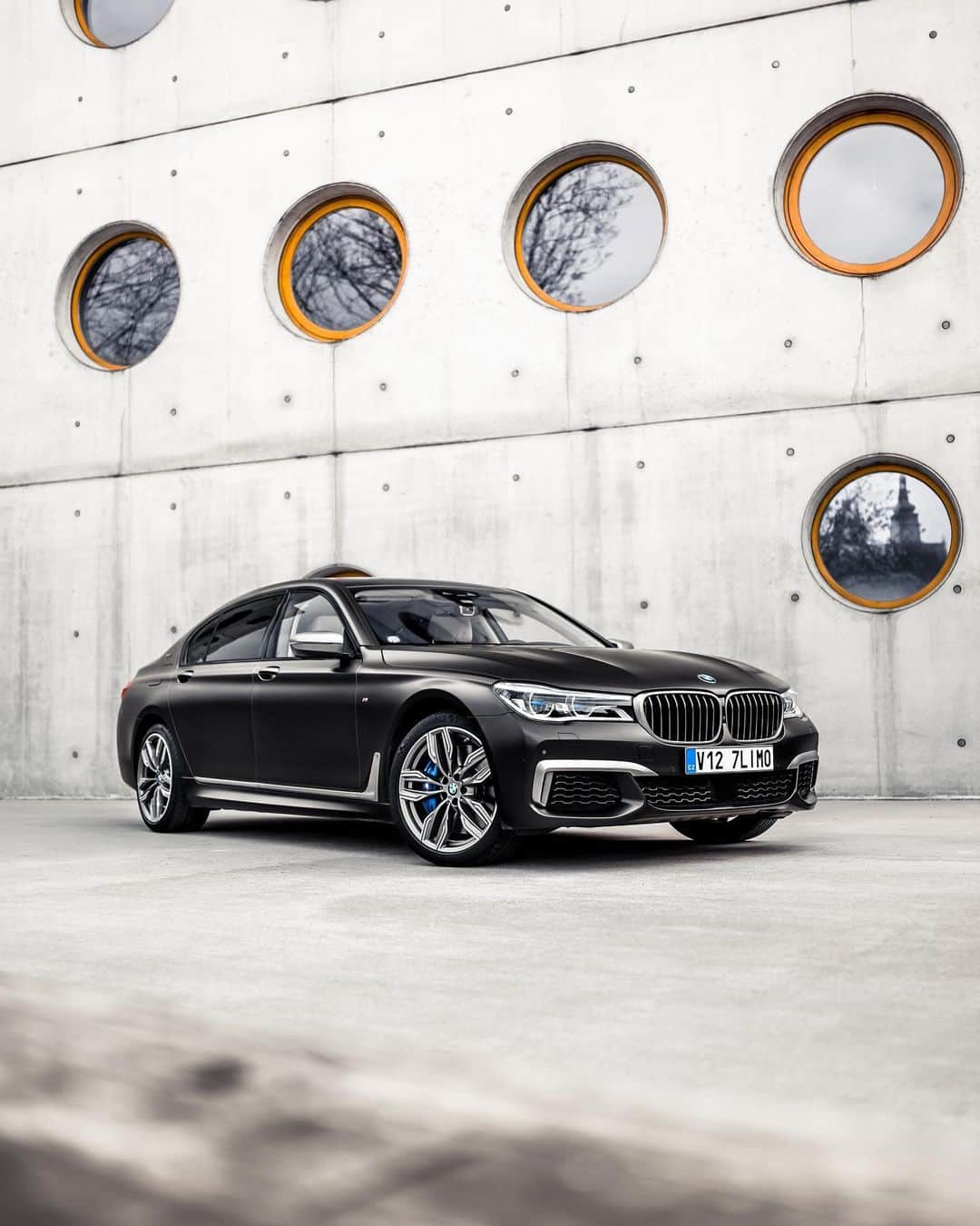 BMWのインスタグラム：「Strikingly different luxury. The BMW 7 Series Sedan. #BMWrepost @clean.f22 @beladatomas #BMW #THE7 #7Series __ BMW M760Li xDrive Sedan: Fuel consumption in l/100 km (combined): 12.5 - 12.4. CO2 emissions in g/km (combined): 285 - 282, exhaust standard EU6d-TEMP. The values of fuel consumptions, CO2 emissions and energy consumptions shown were determined according to the European Regulation (EC) 715/2007 in the version applicable at the time of type approval. The figures refer to a vehicle with basic configuration in Germany and the range shown considers optional equipment and the different size of wheels and tires available on the selected model. The values of the vehicles are already based on the new WLTP regulation and are translated back into NEDC-equivalent values in order to ensure the comparison between the vehicles. [With respect to these vehicles, for vehicle related taxes or other duties based (at least inter alia) on CO2-emissions the CO2 values may differ to the values stated here.] The CO2 efficiency specifications are determined according to Directive 1999/94/EC and the European Regulation in its current version applicable. The values shown are based on the fuel consumption, CO2 values and energy consumptions according to the NEDC cycle for the classification. For further information about the official fuel consumption and the specific CO2 emission of new passenger cars can be taken out of the „handbook of fuel consumption, the CO2 emission and power consumption of new passenger cars“, which is available at all selling points and at https://www.dat.de/angebote/verlagsprodukte/leitfaden-kraftstoffverbrauch.html.」