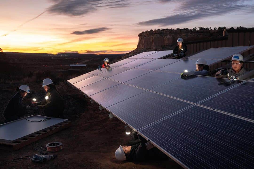 アレックス・オノルドのインスタグラム：「These women are all Navajo engineering students at Fort Lewis College who spent their spring break installing this solar array on a local Chapter House. The photo was taken by the very talented @rubensalgadoescudero as part of an ongoing Solar Portrait series for @natgeo which highlights the positive impact of solar-powered light systems around the world.  This specific project is part of an ongoing, multi-year commitment by the @honnoldfoundation to support the work of the @gridtribalprogram.  But mostly I wanted to share Ruben’s great photo because it’s so hard to make solar projects look cool. The work that these women are doing is important and I’m honored to support it through the Honnold Foundation. I appreciate @rubensalgadoescudero actually being able to make it look beautiful as well. Check out the rest of his work for more inspiring solar portraits.  @insidenatgeo」