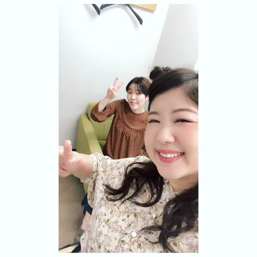 馬場園梓さんのインスタグラム写真 - (馬場園梓Instagram)「へい♪  今日は、 MBS「ミント!」の日でした☺︎ 見てくださったみなさま、 誠にありがとうございました。  今回のロケでは、 大阪の庄内駅をパトロールしたんですが、 またまた信じられないくらい美味しい唐揚げに出会ってしまいました！  フライドチキンと唐揚げの間みたいなやつ！  最高のやつ！  駅を出てすぐの商店街の中の、「森田屋」さんというお店。  コロッケも最高˚✧₊ おすすめ中のおすすめです。  めちゃくちゃ好き。  それから、  大阪音楽大学の生徒さんのミュージカルの稽古風景を見せていただきました。  背筋が伸びるほど洗練された完成度に心を鷲掴みにされ、惹きつけられました。  生の舞台も観てみたい˚✧₊ 感動しました！  ぶらパトのテーマソングを作ってくれた男の子もありがとう！  モンゴルの最高にかっこいい楽器を披露してくださった先生もありがとうございました！  飛行機が定期的に真上を通過するからめちゃくちゃテンションが上がる♪  とっても魅力的な街でした♪  そして、  こちらの素敵なお衣装は、  bbz  花柄ワンピース→supure  miho  ドットブラウス、フリルパンツ→kose  になります！  ですので  ルン♪  #yeah #happy #lucky #nice #MBS #ミント #ぶらパト #大阪 #庄内駅 #唐揚げ #ミュージカル #モンゴル #ホーミー #感動 #miho #球体 #ご機嫌 #ルン♪」5月17日 0時13分 - babazonoazusa