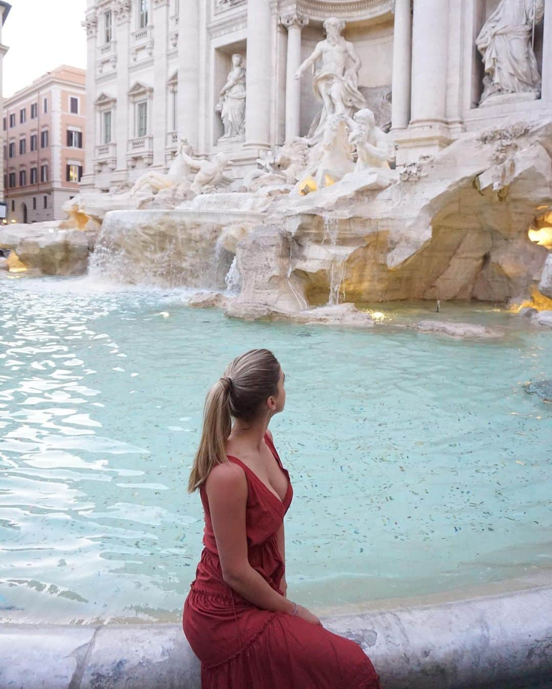 ベレン・モゾさんのインスタグラム写真 - (ベレン・モゾInstagram)「Sassy is when you are capable of getting Fontana di Trevi crowdless on a Friday morning.」5月17日 0時06分 - belenmozo