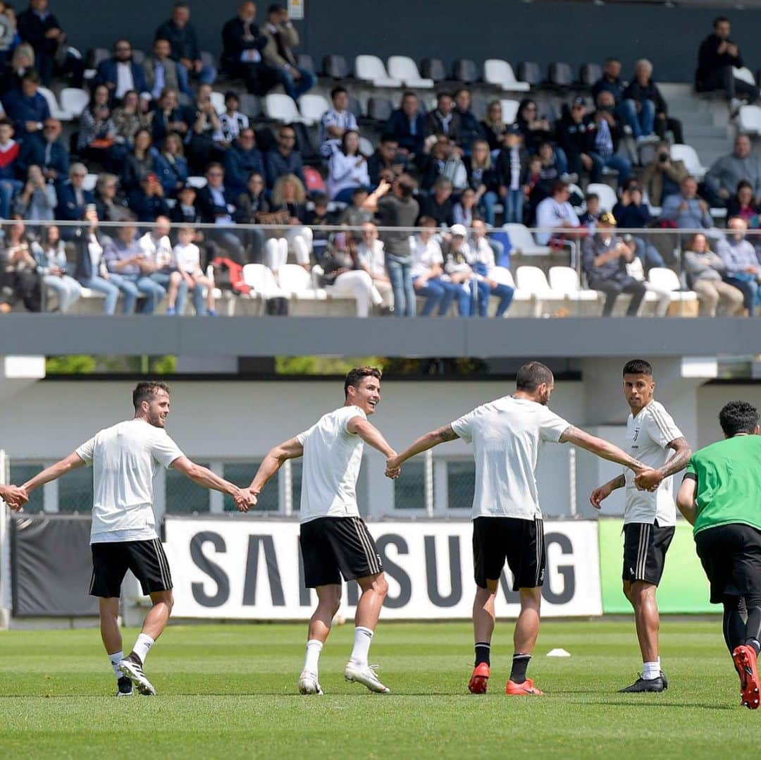 ユヴェントスFCさんのインスタグラム写真 - (ユヴェントスFCInstagram)「The players on the pitch, the fans in the stands and a beautiful day of training! 🤩💪 #ForzaJuve」5月17日 0時07分 - juventus