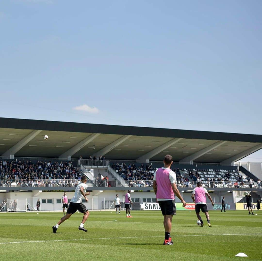 ユヴェントスFCさんのインスタグラム写真 - (ユヴェントスFCInstagram)「The players on the pitch, the fans in the stands and a beautiful day of training! 🤩💪 #ForzaJuve」5月17日 0時07分 - juventus