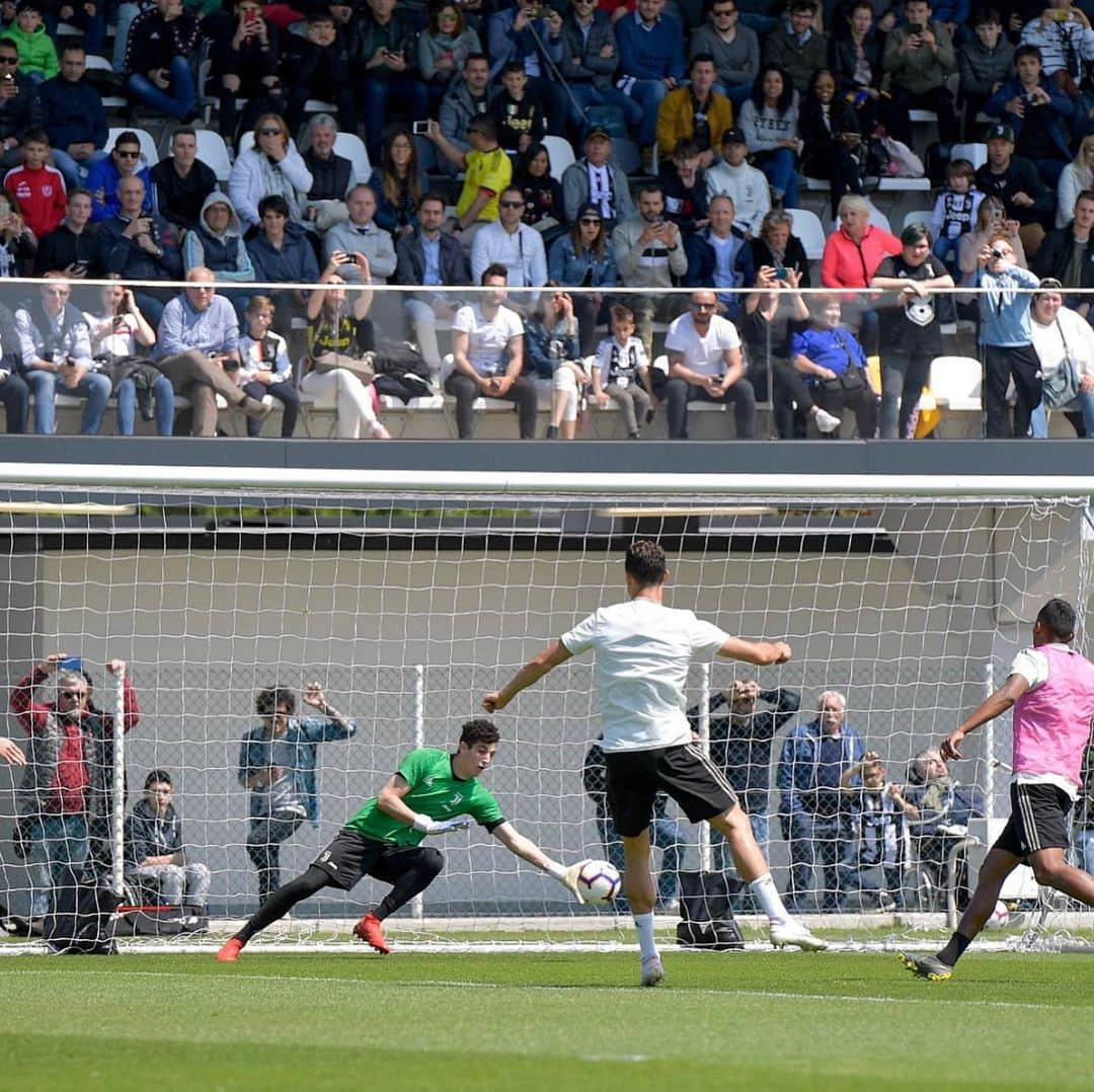 ユヴェントスFCさんのインスタグラム写真 - (ユヴェントスFCInstagram)「The players on the pitch, the fans in the stands and a beautiful day of training! 🤩💪 #ForzaJuve」5月17日 0時07分 - juventus