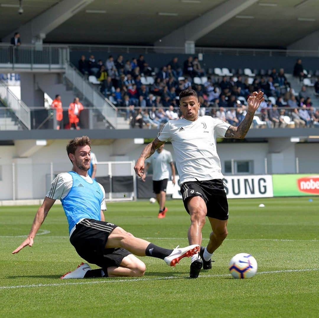 ユヴェントスFCさんのインスタグラム写真 - (ユヴェントスFCInstagram)「The players on the pitch, the fans in the stands and a beautiful day of training! 🤩💪 #ForzaJuve」5月17日 0時07分 - juventus