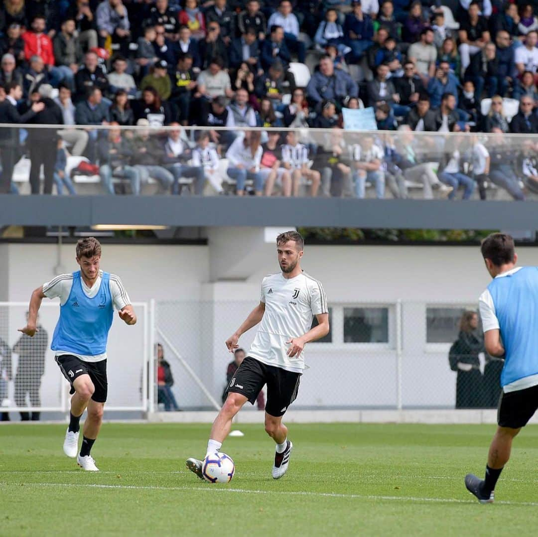 ユヴェントスFCさんのインスタグラム写真 - (ユヴェントスFCInstagram)「The players on the pitch, the fans in the stands and a beautiful day of training! 🤩💪 #ForzaJuve」5月17日 0時07分 - juventus