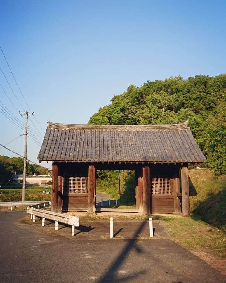 和田益典さんのインスタグラム写真 - (和田益典Instagram)「◆ 如意寺 「壱」 . (備忘録 兼 日記) . 2019/5/11  スマホ撮影 #わだます寺社巡り . . この日は神戸市西区櫨谷町 "谷口" にあるお寺へ。 . 御意(ｷﾞｮｲ)！ではなく . 如意(ﾆｮｲ)！ . . 如意 如意 如意 如意！ . . 嗚呼、また一つ欲球根性バンド版 call & responseのレパートリーが増えましたな。 . . で、この如意如意templeは、グリーンスタジアム神戸から程近い場所にあるんですが、 昨年の今頃この辺の塔巡りをした時にタイムアップで行けなかった場所なので、今回訪れてみることにした次第です。 . . まあまあ狭隘な道を進み、長閑な田園風景～少し山間に入ったとこで山門(仁王門)と相対する。 . とりあえず門は後程ということで… 更に進むと、僅かな駐車スペースと味のあるお堂が見えてくる。 . 懸造りの付いてる此のお堂は「文殊堂」といい、国指定重要文化財。 【１～６枚目】 . 進むと文殊堂の軒先から三重塔が出現。 . 雲一つ無い超快晴の西摂。 . 訪問した時間が夕刻だったので、三重塔は西陽を受けて絶好の撮影環境でした。(塔は別で載せます) . 逆に対面にある阿弥陀堂はスーパー逆光で、撮るのバリムズ！ 苦笑 【７～８枚目】 . 阿弥陀堂も国指定重要文化財です。 . . 本堂は老朽化で傾いたので戦後に撤去されたようで、土台と礎石が残るのみ。 . ストーリーにも上げましたが、文殊堂を石燈籠の火袋越しに撮ったり、翫玉院の山門をフレームにして塔を狙ったりして、撮り寺を存分に楽しみましたよ。 . 人が居ないので自由に撮れたのが良かった。 . かれこれ一時間は居ったかな。 . . 最後に仁王門。 【９～10枚目】 . ここの仁王さんは、塑像(まあ云うところの粘土)なのですが、剥離が激しく、本気で怖い顔だったので、撮ったけど載せません！苦笑 . . 着いた時点で既に夕刻だったので、今回はこのお寺のみで終了。 . 塔の写真は、また後日に別で載せようと思います。 . 元々この日は団に呼ばれてたので、試合後の皆と合流することに。 . . . #如意寺 #重文 #文殊堂 #阿弥陀堂 #仁王門 #門 #翫玉院 #お寺 #寺 #寺院 #仏閣 #重要文化財 #神戸 #新緑 #temple #西区 #櫨谷町 #谷口 #スマホ #建築物 #木造 #wood #green #gate #view #photo #smartphone #kobe #japan . . . 最近 "撮り寺" が再燃してきてるけど、此の手のインスタ上げる度にフォロワー微妙に減ってる気がするね。苦笑 . まぁ関係あらへんけど。笑 . 逆にバンドの動画上げたら微増する。笑 . うむ、ニーズは十分承知だが、あくまで個人で楽しむメインの公開写真集に位置付けてるので、あしからず～(>_<) .」5月17日 0時10分 - masunori_wada