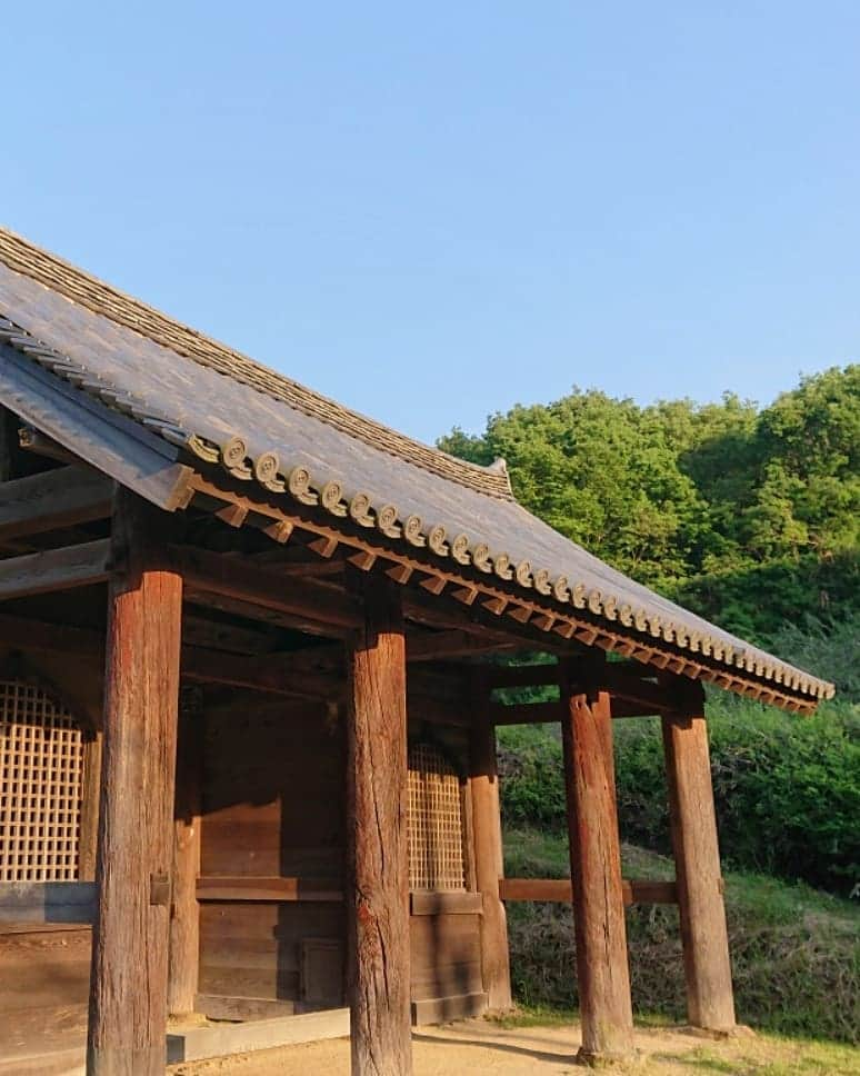 和田益典さんのインスタグラム写真 - (和田益典Instagram)「◆ 如意寺 「壱」 . (備忘録 兼 日記) . 2019/5/11  スマホ撮影 #わだます寺社巡り . . この日は神戸市西区櫨谷町 "谷口" にあるお寺へ。 . 御意(ｷﾞｮｲ)！ではなく . 如意(ﾆｮｲ)！ . . 如意 如意 如意 如意！ . . 嗚呼、また一つ欲球根性バンド版 call & responseのレパートリーが増えましたな。 . . で、この如意如意templeは、グリーンスタジアム神戸から程近い場所にあるんですが、 昨年の今頃この辺の塔巡りをした時にタイムアップで行けなかった場所なので、今回訪れてみることにした次第です。 . . まあまあ狭隘な道を進み、長閑な田園風景～少し山間に入ったとこで山門(仁王門)と相対する。 . とりあえず門は後程ということで… 更に進むと、僅かな駐車スペースと味のあるお堂が見えてくる。 . 懸造りの付いてる此のお堂は「文殊堂」といい、国指定重要文化財。 【１～６枚目】 . 進むと文殊堂の軒先から三重塔が出現。 . 雲一つ無い超快晴の西摂。 . 訪問した時間が夕刻だったので、三重塔は西陽を受けて絶好の撮影環境でした。(塔は別で載せます) . 逆に対面にある阿弥陀堂はスーパー逆光で、撮るのバリムズ！ 苦笑 【７～８枚目】 . 阿弥陀堂も国指定重要文化財です。 . . 本堂は老朽化で傾いたので戦後に撤去されたようで、土台と礎石が残るのみ。 . ストーリーにも上げましたが、文殊堂を石燈籠の火袋越しに撮ったり、翫玉院の山門をフレームにして塔を狙ったりして、撮り寺を存分に楽しみましたよ。 . 人が居ないので自由に撮れたのが良かった。 . かれこれ一時間は居ったかな。 . . 最後に仁王門。 【９～10枚目】 . ここの仁王さんは、塑像(まあ云うところの粘土)なのですが、剥離が激しく、本気で怖い顔だったので、撮ったけど載せません！苦笑 . . 着いた時点で既に夕刻だったので、今回はこのお寺のみで終了。 . 塔の写真は、また後日に別で載せようと思います。 . 元々この日は団に呼ばれてたので、試合後の皆と合流することに。 . . . #如意寺 #重文 #文殊堂 #阿弥陀堂 #仁王門 #門 #翫玉院 #お寺 #寺 #寺院 #仏閣 #重要文化財 #神戸 #新緑 #temple #西区 #櫨谷町 #谷口 #スマホ #建築物 #木造 #wood #green #gate #view #photo #smartphone #kobe #japan . . . 最近 "撮り寺" が再燃してきてるけど、此の手のインスタ上げる度にフォロワー微妙に減ってる気がするね。苦笑 . まぁ関係あらへんけど。笑 . 逆にバンドの動画上げたら微増する。笑 . うむ、ニーズは十分承知だが、あくまで個人で楽しむメインの公開写真集に位置付けてるので、あしからず～(>_<) .」5月17日 0時10分 - masunori_wada