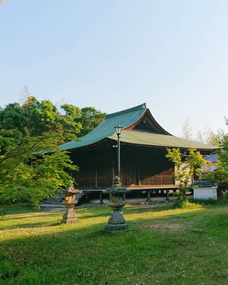 和田益典さんのインスタグラム写真 - (和田益典Instagram)「◆ 如意寺 「壱」 . (備忘録 兼 日記) . 2019/5/11  スマホ撮影 #わだます寺社巡り . . この日は神戸市西区櫨谷町 "谷口" にあるお寺へ。 . 御意(ｷﾞｮｲ)！ではなく . 如意(ﾆｮｲ)！ . . 如意 如意 如意 如意！ . . 嗚呼、また一つ欲球根性バンド版 call & responseのレパートリーが増えましたな。 . . で、この如意如意templeは、グリーンスタジアム神戸から程近い場所にあるんですが、 昨年の今頃この辺の塔巡りをした時にタイムアップで行けなかった場所なので、今回訪れてみることにした次第です。 . . まあまあ狭隘な道を進み、長閑な田園風景～少し山間に入ったとこで山門(仁王門)と相対する。 . とりあえず門は後程ということで… 更に進むと、僅かな駐車スペースと味のあるお堂が見えてくる。 . 懸造りの付いてる此のお堂は「文殊堂」といい、国指定重要文化財。 【１～６枚目】 . 進むと文殊堂の軒先から三重塔が出現。 . 雲一つ無い超快晴の西摂。 . 訪問した時間が夕刻だったので、三重塔は西陽を受けて絶好の撮影環境でした。(塔は別で載せます) . 逆に対面にある阿弥陀堂はスーパー逆光で、撮るのバリムズ！ 苦笑 【７～８枚目】 . 阿弥陀堂も国指定重要文化財です。 . . 本堂は老朽化で傾いたので戦後に撤去されたようで、土台と礎石が残るのみ。 . ストーリーにも上げましたが、文殊堂を石燈籠の火袋越しに撮ったり、翫玉院の山門をフレームにして塔を狙ったりして、撮り寺を存分に楽しみましたよ。 . 人が居ないので自由に撮れたのが良かった。 . かれこれ一時間は居ったかな。 . . 最後に仁王門。 【９～10枚目】 . ここの仁王さんは、塑像(まあ云うところの粘土)なのですが、剥離が激しく、本気で怖い顔だったので、撮ったけど載せません！苦笑 . . 着いた時点で既に夕刻だったので、今回はこのお寺のみで終了。 . 塔の写真は、また後日に別で載せようと思います。 . 元々この日は団に呼ばれてたので、試合後の皆と合流することに。 . . . #如意寺 #重文 #文殊堂 #阿弥陀堂 #仁王門 #門 #翫玉院 #お寺 #寺 #寺院 #仏閣 #重要文化財 #神戸 #新緑 #temple #西区 #櫨谷町 #谷口 #スマホ #建築物 #木造 #wood #green #gate #view #photo #smartphone #kobe #japan . . . 最近 "撮り寺" が再燃してきてるけど、此の手のインスタ上げる度にフォロワー微妙に減ってる気がするね。苦笑 . まぁ関係あらへんけど。笑 . 逆にバンドの動画上げたら微増する。笑 . うむ、ニーズは十分承知だが、あくまで個人で楽しむメインの公開写真集に位置付けてるので、あしからず～(>_<) .」5月17日 0時10分 - masunori_wada