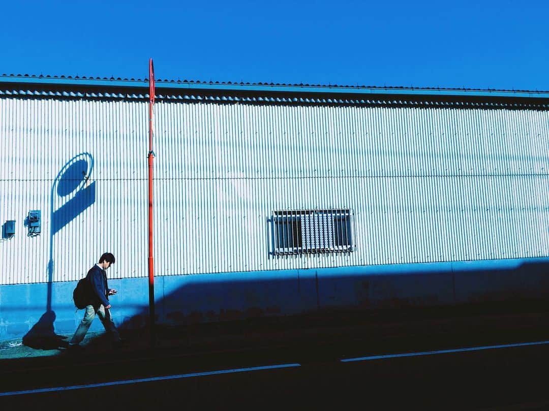 sunday_722のインスタグラム：「*﻿ 🚶🏻‍♂️☀️﻿ 28度の日﻿ *﻿ ﻿ #ShotOniPhone﻿ #ShotOniPhoneX﻿﻿ #iPhoneで撮影﻿ #mwjp﻿﻿ #ihaveathingforshadows﻿ #SPi_Silhouttes﻿ #silhouette_crative﻿ #gominimalmag﻿ #somewheremagazine﻿ #peoplewalkingpastwalls﻿ #tv_pointofview﻿﻿ #artofvisuals﻿ #eyephotomagazine﻿ #capturestreets﻿ #streetphotographyinternational﻿ #streetphotography #fukuokapics #youmobile」