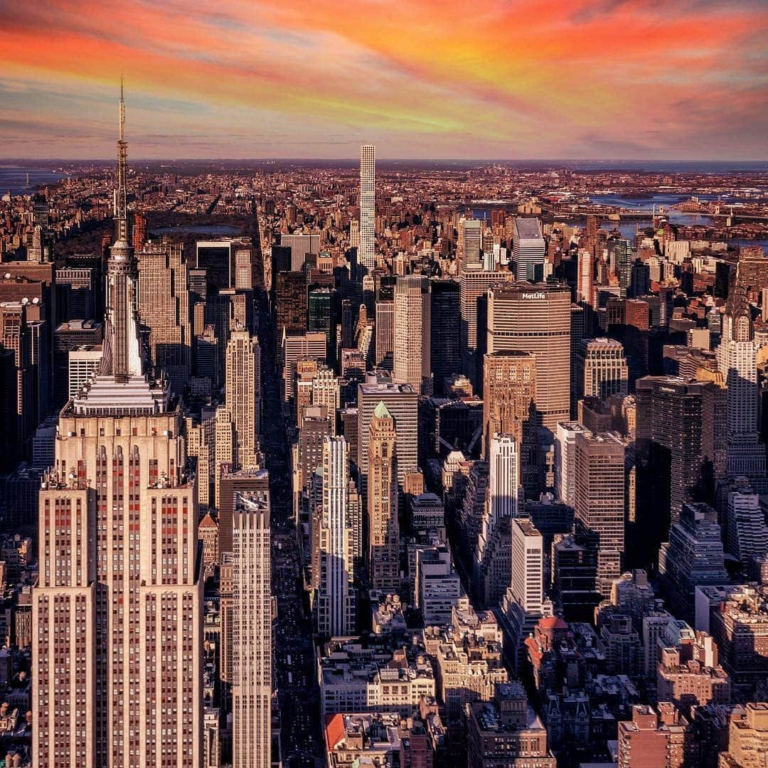 Empire State Buildingさんのインスタグラム写真 - (Empire State BuildingInstagram)「There’s something in the NYC air that makes you feel so alive… 💖 . 📷: @moeldib #EmpireStateBuilding」5月17日 0時10分 - empirestatebldg