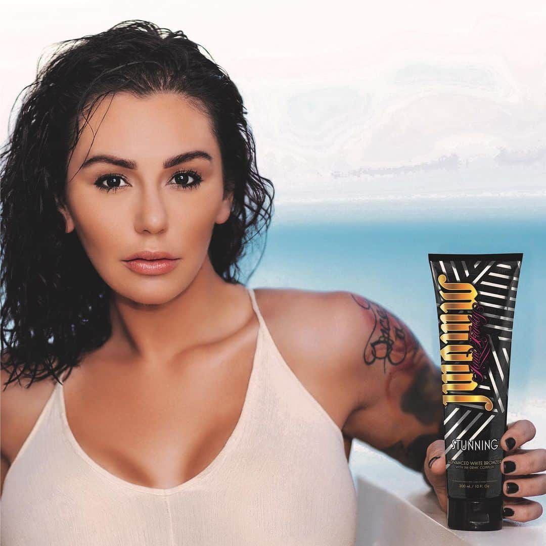 ジェイワウさんのインスタグラム写真 - (ジェイワウInstagram)「#jwowwtanning for a #stunning bronze #gtl」5月17日 0時12分 - jwoww