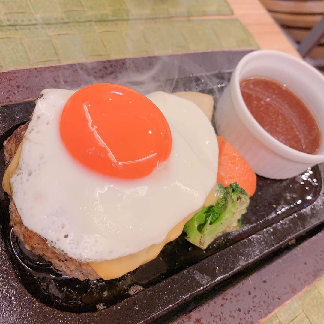 のインスタグラム：「. にんにくパワー注入させて頂きました。 . #ハンバーグ」