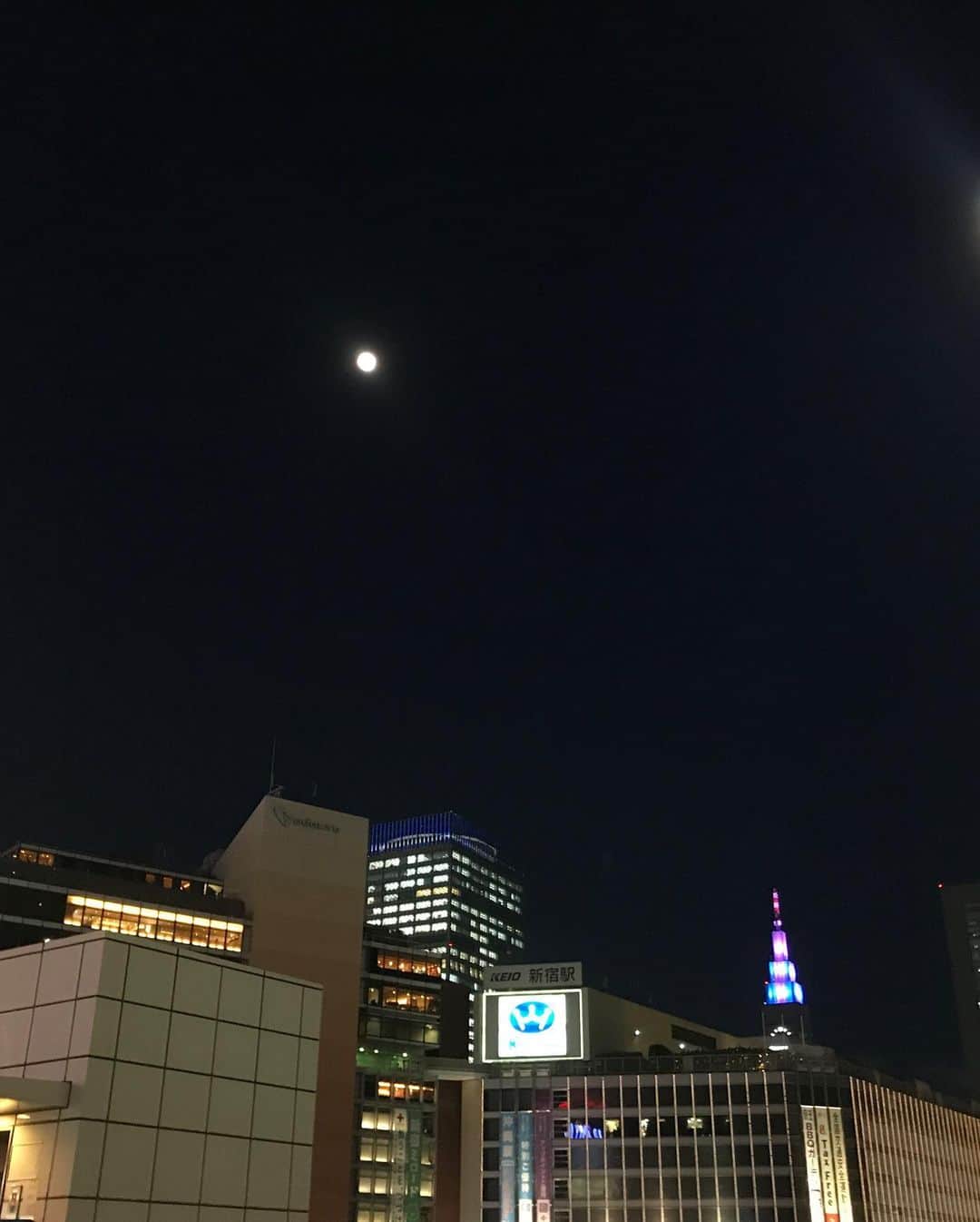 本田裕子さんのインスタグラム写真 - (本田裕子Instagram)「「人生の流れを信頼する」 この言葉は、わたしがよく話したり書いたりしてることのひとつです。 . . 流れといえば、 「流」→りゅう 「龍」→りゅう🐉 （↑言葉遊びっぽいけど、今日ふと思い浮かびました💡ちなみにわたしは🐉が好き♡） . . ってことは、 「流れに乗る」＝「龍に乗る」 とも言い換えられる。 . . …… そういえば乗馬って、 騎手と馬の気持ちが合わないと 上手く乗れないって言うけれど🏇、 . これは、気持ちが合わないと振り落とされたり、逆に騎手と馬の息が合うと実力以上の力を発揮するって前に聞いたことがあって👂 . 「馬が合う」って語源は、 うまく馬に乗っている様子から 「氣が合う」ことを「馬が合う」 って言うようになったんだそう。 . . 「流れ（龍れ🐉）」にしても、 🐉と氣が合うか（相性）って大事♡ . . じゃあ、どんな🐉に乗るのか？ . これは、 自分が何を大切にするか？によって、 それと馬（氣）の合う🐉と 惹き合っていくのだと思う。 . . 例えば、自分が喜びや温もりを大切にしていると、 それに合う🐉がやってきて、そのような流れに乗っていく（導いてくれる）んじゃないかしら。 . . . 自分は何を大切にしたいか？ . それを大切にしていこう♡ . . 写真は🤳先日行った  豆腐や うかい🍚に飾ってあった🐉✨ . 3枚目の写真は 今日最後に仕事で行っていた新宿の空🌖☺️ . 綺麗だった✨( ◠‿◠ )💫 . …… #人生の流れ #信頼 #龍 #乗馬 #気持ちが合う #息が合う #馬が合う #氣が合う #相性 #何を大切にするのか #何を大切にしたいのか #惹き合う #類は友を呼ぶ #大切なものを大切に #自分の中での #自分に正直に #素直に #豆腐やうかい #今夜の月 #新宿の夜 #pm19時半ごろ。笑 #本田裕子」5月17日 0時23分 - rinrin_yuko