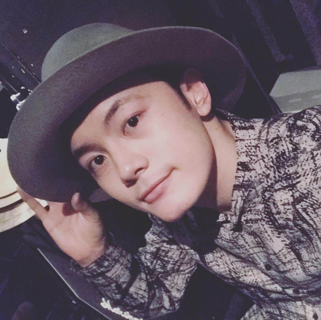 KAZUKI のインスタグラム：「久しぶりの代官山LOOPでのイベントめっちゃ楽しかったです！LIVEのパフォーマンスに自分の感情がそのまま乗っかるタイプなので笑顔多めやったり（引きつってるやつも可）余計な動きが多いと楽しんでるやなぁと思ってもらって大丈夫です。笑 悔やまれることはフライヤーを忘れた事ですね。みんなに配り歩きたかったー！ 5月21日六本木モーフ東京ではゾンビのように配り歩くと思うので受け取るだけ受けとってください。笑」