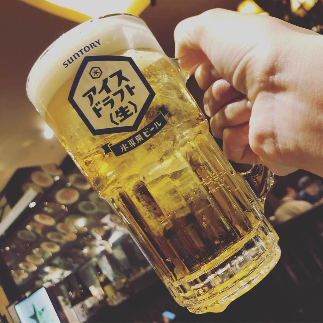 古田ちさこさんのインスタグラム写真 - (古田ちさこInstagram)「今日もお疲れ様でーす🍺💛 ・ 前にフライングで飲めなかった氷入りビール❣️ 🌈 同じ方 @yu_ri__stagram と同じ場所( #御茶ノ水ビアホール )でリベンジ🌞 ランチで暑い日だったのですがごくごくいっちゃうみずみずしいビールです♬ ハンバーグと悩んで決めたカレーがまた美味しかった😻 🍛 #アイスドラフト#氷入りビール#呑んでみた#ビール女子#ビール女子部#ilovebeer#beerstagram#カレー部東京#御茶ノ水グルメ#御茶ノ水ランチ#ビール女子#アイドラ#ビアスタグラム#女子ランチ#beergirl#lovebeer#ビール好き#ビール好き女子#物憂げゆりさん#飲んで幸せ#食べて幸せ」5月17日 0時23分 - chisakofuruta