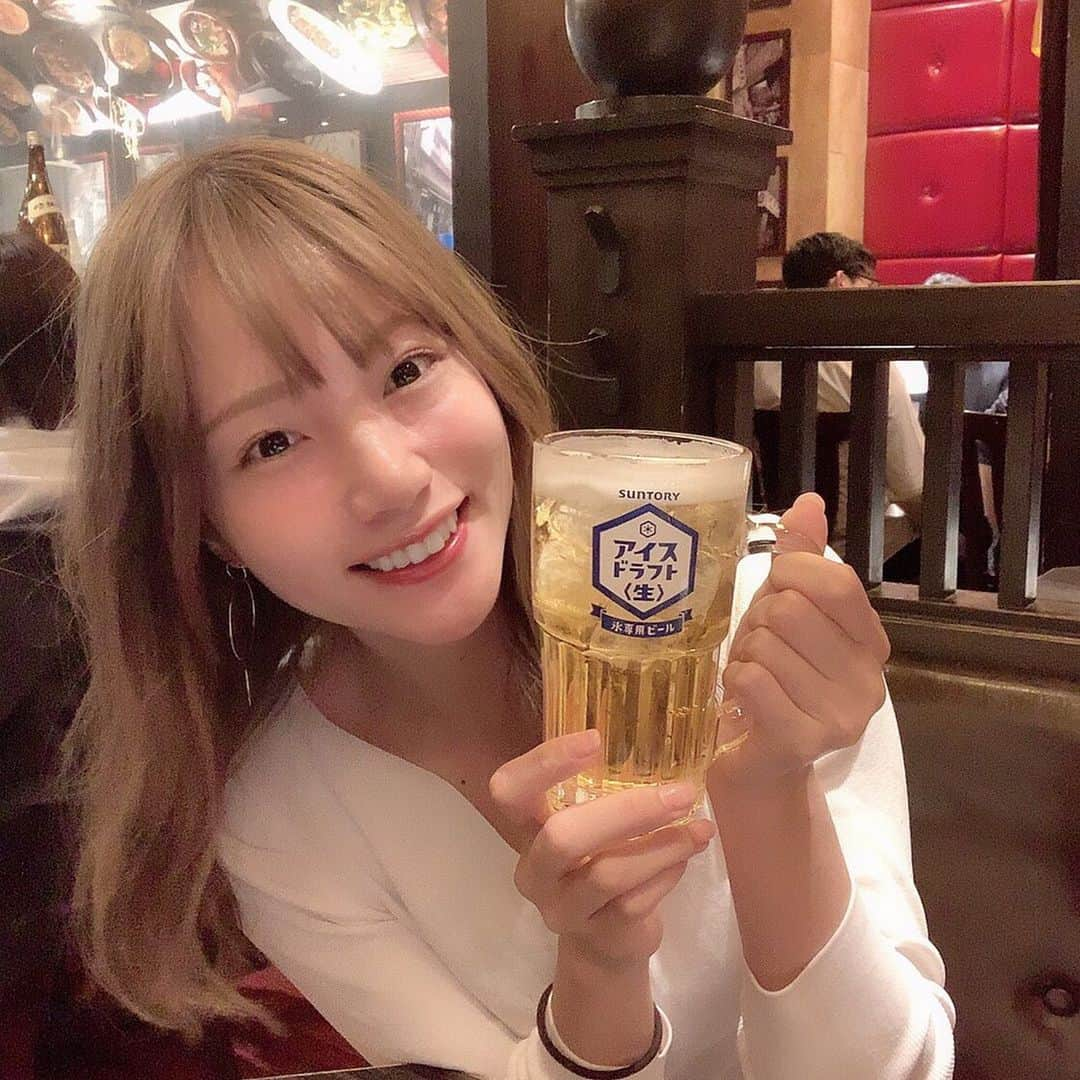 古田ちさこさんのインスタグラム写真 - (古田ちさこInstagram)「今日もお疲れ様でーす🍺💛 ・ 前にフライングで飲めなかった氷入りビール❣️ 🌈 同じ方 @yu_ri__stagram と同じ場所( #御茶ノ水ビアホール )でリベンジ🌞 ランチで暑い日だったのですがごくごくいっちゃうみずみずしいビールです♬ ハンバーグと悩んで決めたカレーがまた美味しかった😻 🍛 #アイスドラフト#氷入りビール#呑んでみた#ビール女子#ビール女子部#ilovebeer#beerstagram#カレー部東京#御茶ノ水グルメ#御茶ノ水ランチ#ビール女子#アイドラ#ビアスタグラム#女子ランチ#beergirl#lovebeer#ビール好き#ビール好き女子#物憂げゆりさん#飲んで幸せ#食べて幸せ」5月17日 0時23分 - chisakofuruta