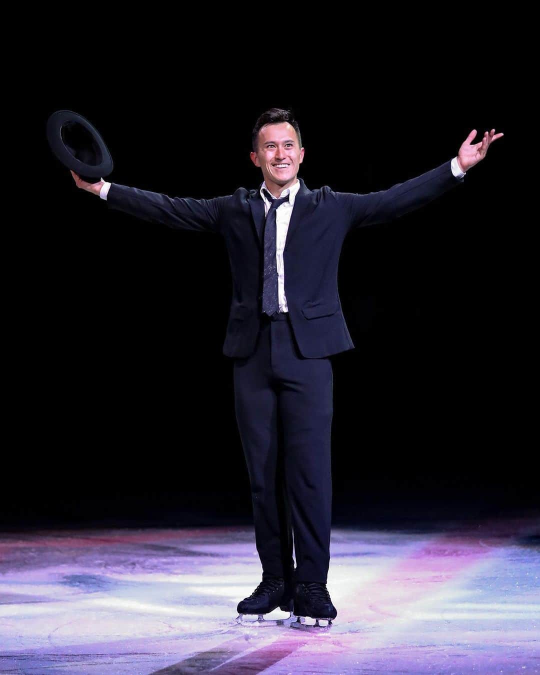 パトリック・チャンのインスタグラム：「This is it, last show of the tour. See you tonight Vancouver! #starsonice #soifamily (📸 @gregkolz)」