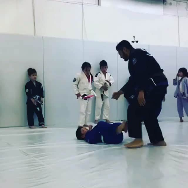 ホベルト・サトシ・ソウザのインスタグラム：「Kids Drills😁 @bonsaiacademia_」