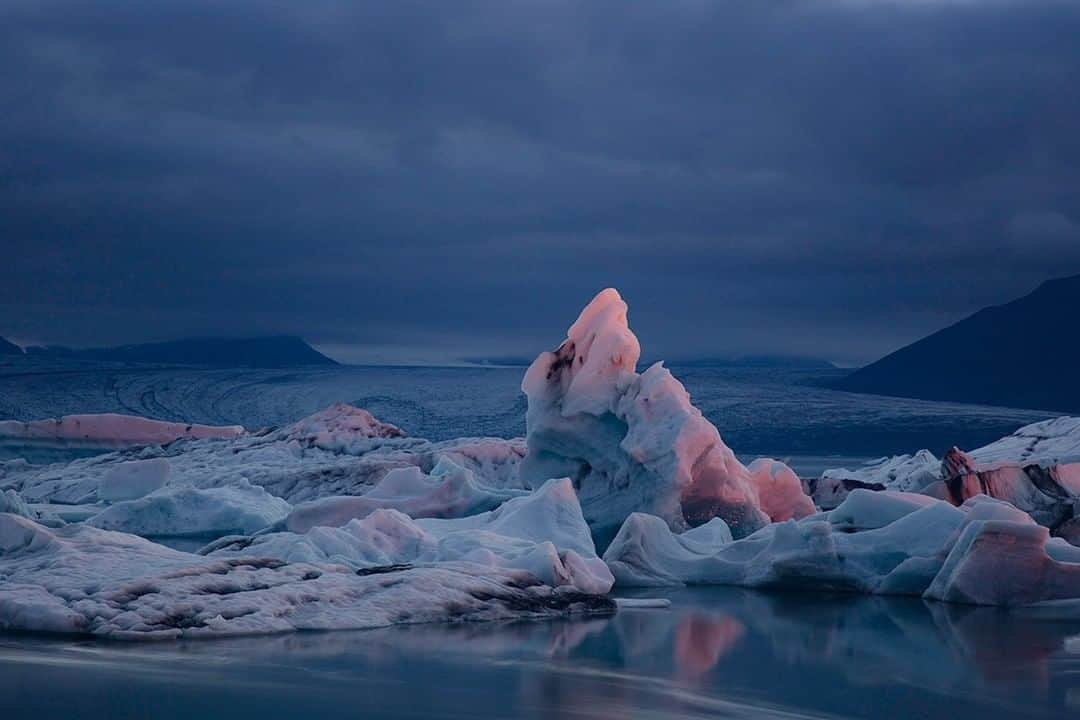 National Geographic Travelさんのインスタグラム写真 - (National Geographic TravelInstagram)「Photo by @mborowick | Jökulsárlón, is a glacial lagoon, bordering Vatnajökull National Park in southeastern Iceland. Bathed in a wonderful magenta from the brake lights of existing cars the the visitors parking lot, the tip of the largest icebergs are illuminated. These massive pieces break off from the Breiðamerkurjökull Glacier, which is part of the much larger Vatnajökull Glacier, Icelands largest ice cap. #iceberg #iceland #glacier #nature #explore」5月17日 10時12分 - natgeotravel