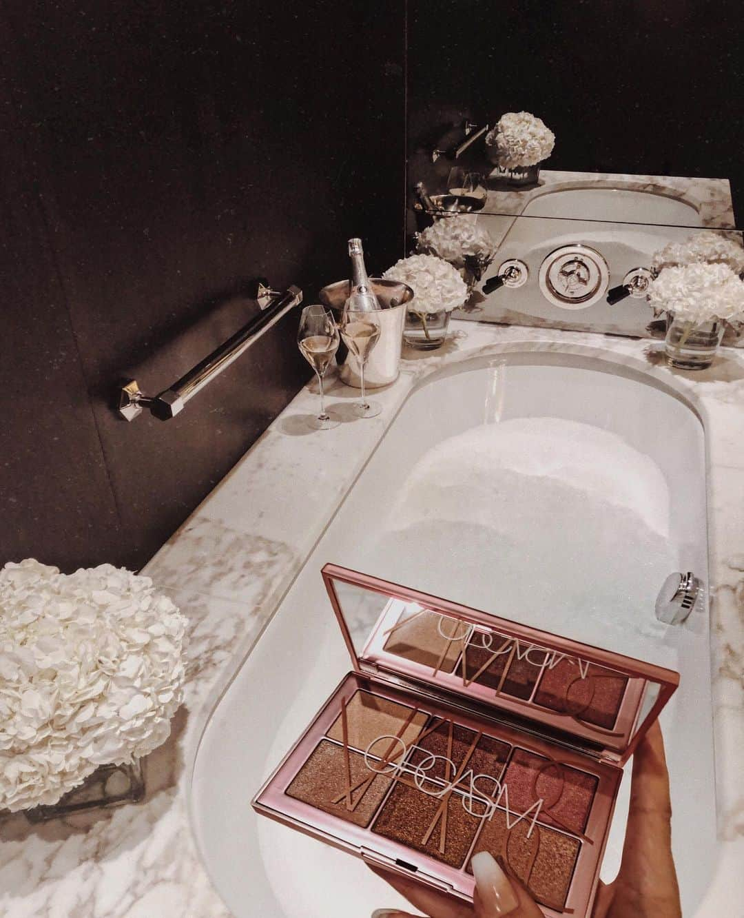 JANICE JOOSTEMAさんのインスタグラム写真 - (JANICE JOOSTEMAInstagram)「In good company 🛁 💄 @narsissist http://liketk.it/2BS3e #liketkit @liketoknow.it #NARSissist @sephoracanada」5月17日 10時16分 - janicejoostemaa