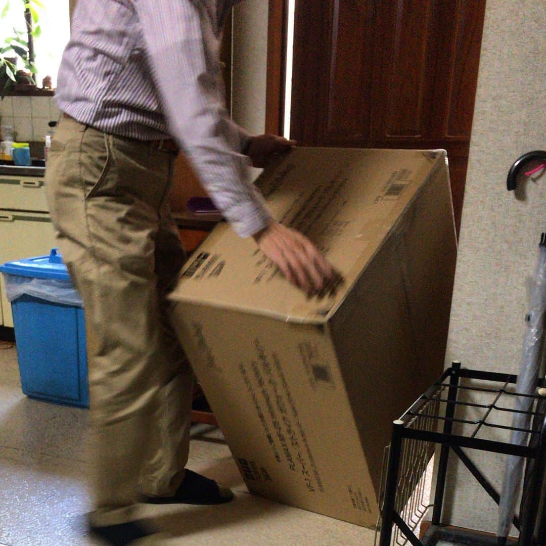 森田繁のインスタグラム：「バカでかい荷物が配達されてきました。」