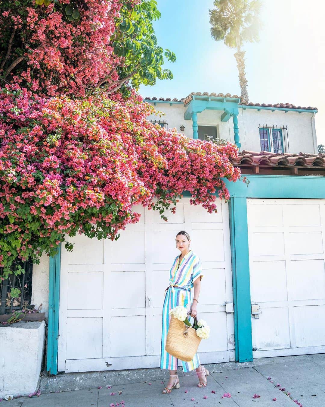 リズ・チェルカソワのインスタグラム：「There's something very lovely about linen. Welcoming the arrival of summer in my favorite linen pieces from the Splendid X Gray Malin capsul collection.  @splendidla @graymalin #splendidpartner #ad」