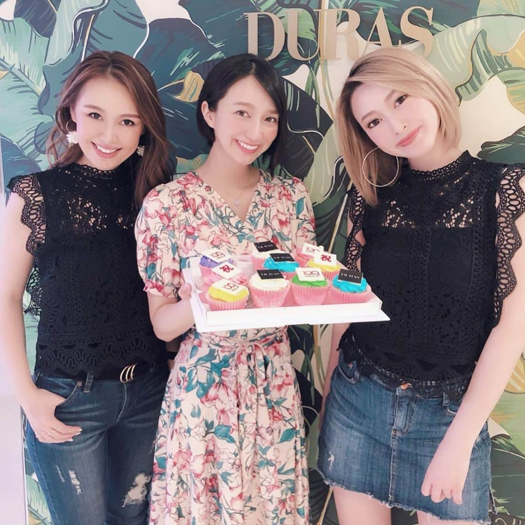 tomoko arimaのインスタグラム：「2019.05.09 先週芹那さんがお店に遊びに来てくれたよー❤️ 可愛いすぎるケーキまで頂いちゃいました🍭🧁💞 . 可愛いくて美しくて顔がちっちゃすぎて優しい… もう本当に大好きすぎる🥰 . 着て来てくれた新作のワンピースもとっても似合ってました👗💐いつもありがとうございます💖 . . . そういえば、ちょっと前にわたしも遊びに行かせてもらった芹那さんが出演してるomoro nightってゆう元SDN48の方々のステージがあるんだけど、これがもうとにかくかっこいい✨ . ステージが客席からめちゃめちゃ近いのも感激だよ😭 定期的にイベント開催してるみたいだから @omoro_night 👈チェックしてみてね❣️むしろ気になる人いたら一緒に行こ😋 . #duras #デュラス #shibuya #tokyo #japan #SHIBUYA109 #芹那 #sdn #sdn48 #cake #アパレル #ファッション #fashion #ootd #coordinate #instagood #今日のコーデ #コーディネート #instafashion #今日の服 #outfit #おしゃれ #indiesbrand #indieapparel #モデル #東京 #撮影 #apparel」