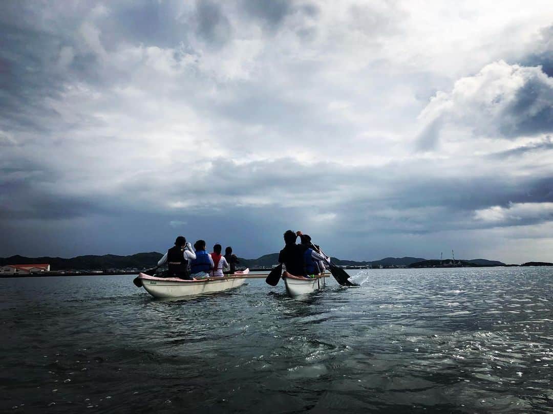 飯沼誠司さんのインスタグラム写真 - (飯沼誠司Instagram)「Where do you want to go ? Have a safe trip(^^) #outriggercanoe  #juniorhighschool  #paddle #smile  #lifesaving  #oceansports」5月17日 10時35分 - seiji_iinuma