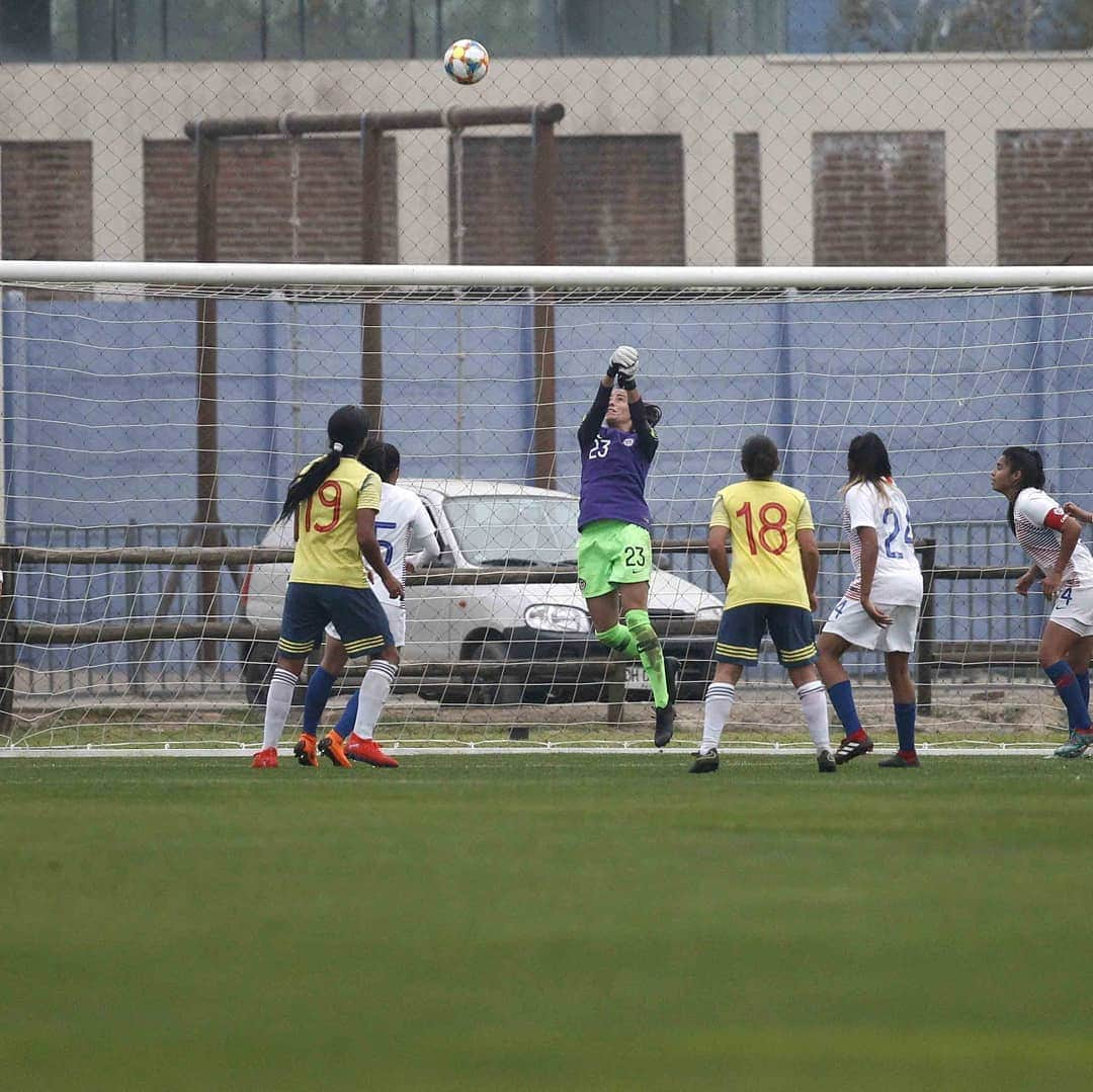 サッカーチリ代表チームさんのインスタグラム写真 - (サッカーチリ代表チームInstagram)「🇨🇱🆚🇨🇴 #LaRojaFemenina y @fcfseleccioncol animaron un entretenido partido a puertas cerradas en el CDA . Colombia ganó por 2-0 y el domingo volverán a medirse en la despedida de nuestra Selección antes de viajar a Europa para preparar los últimos detalles de la @fifaworldcup . 📸Fotografías: Carlos Vera / Comunicaciones ANFP . #Chile #Colombia #mundialfemenino #fifawwc #francia2019」5月17日 10時43分 - laroja