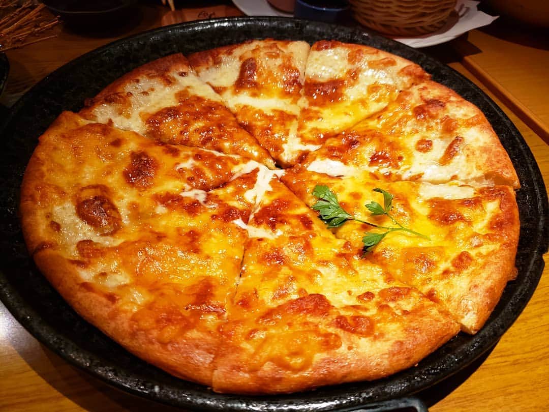 坂本詩緒里さんのインスタグラム写真 - (坂本詩緒里Instagram)「昨日食べたピザが死ぬほど#おいしぃちゃん  #ピザ#クワトロフォルマッジ #pizza #チーズ#蜂蜜#honey#グルメ#金沢」5月17日 10時43分 - jpba529