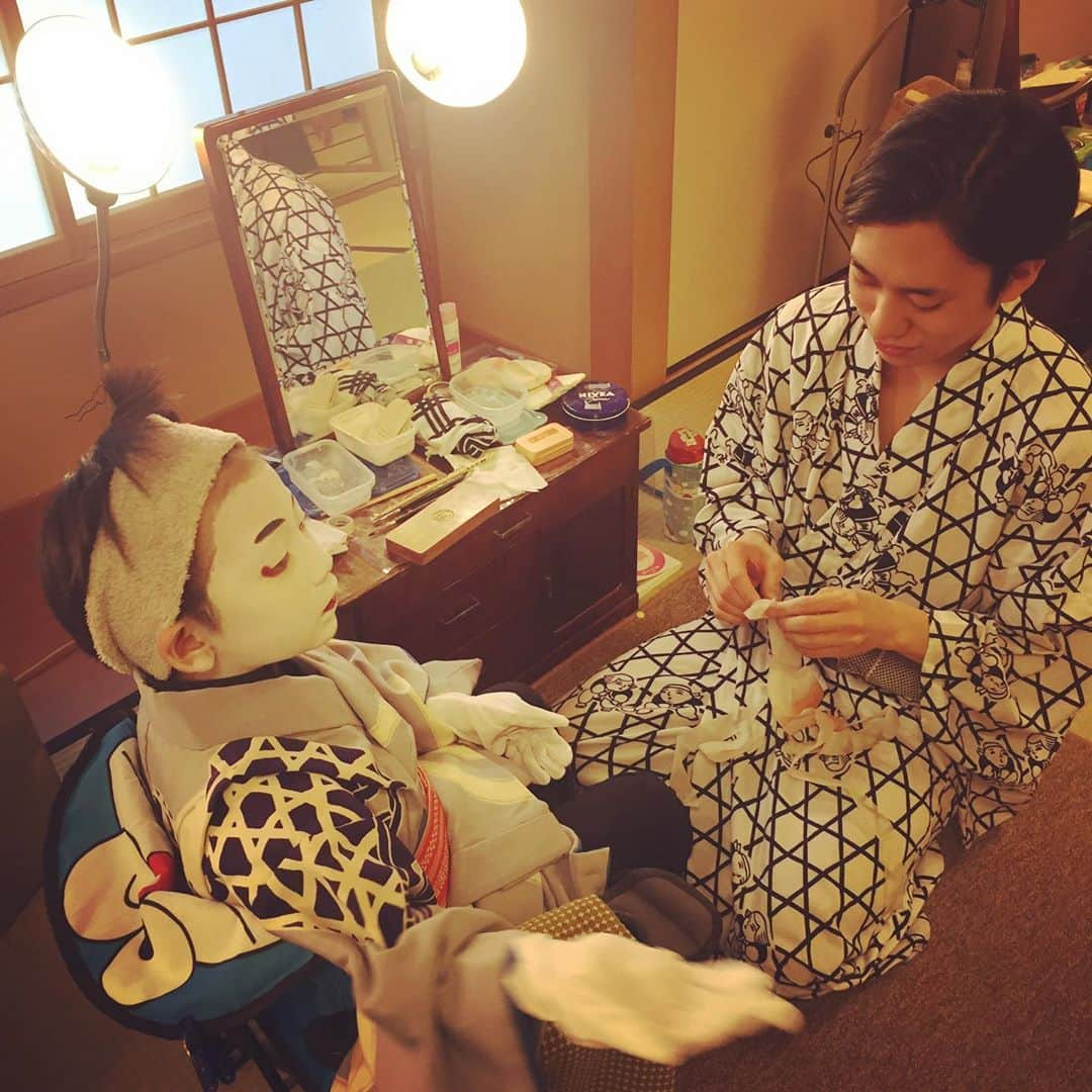 坂東亀三郎さんのインスタグラム写真 - (坂東亀三郎Instagram)「今月の亀三郎の担当はやゑ亮さん。 前回(2018/12)はやゑ六さん。固定担当にしないで八重之さんも含め一門の中で育てると言うのが我が家の方針。  やゑ亮⇨やゑ六⇨八重之⇨やゑ六⇨やゑ亮の順番かな、今の所は。ってか、6歳にして5回も本興行に出演しているんだ、、、。 .  高弟の羽之助・八重蔵さんや、叔父の権十郎の所の咲十郎さんに橘太郎さんが弟子達や亀三郎を厳しく・優しく支えてくれているので安心です！ . . #やゑ亮 #愛弟子 #楽善一門 #歌舞伎 #音羽屋 #歌舞伎役者 #亀三郎 #坂東亀三郎 #六代目 #彦三郎 #坂東彦三郎 #九代目 #歌舞伎部 #otowayabando #親バカ部 #倅マン #えみふる コメントはお気軽に📝  ドラえもんの椅子は左近さんのお下がり！」5月17日 10時36分 - otowayabando