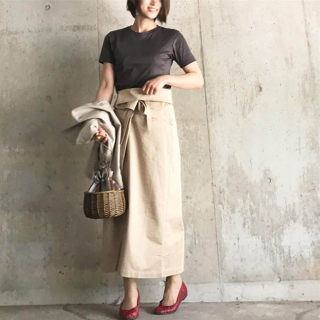 Mikaのインスタグラム：「charcoal gray×beige×red どれも好きな色😊 ・ ・ tops.skirt @arminarm.aa  shoes @sesto_shoes  bag @havefun.vtg  レーヨンと綿のツヤ感のあるＴシャツ この素材感と色味、衿ぐり 袖の長さの意見を出させて頂き こちらの仕上がりに感動しました💕 デザイン性のあるエプロンスカートも好み😍 ・ ・ #arminarmjp #アームインアーム #ambassador #mitsukoshiisetan #mitsukoshi #isetan #きれいめTシャツ #エプロンスカート #tシャツ#シンプルコーデ#ママコーデ#大人カジュアル#イロチ買い#fashion#simple」