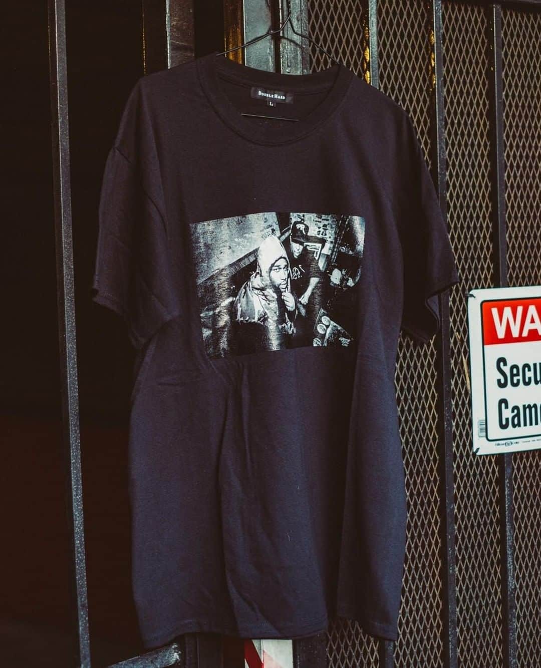 のインスタグラム：「写真家CHERRY CHILL WILLがアパレルブランド「DOUBLE HARD」とコラボ、限定Tシャツをリリース👕 A$AP Ferg x DJ Premier、Pusha T、YGがプリントされた限定Tシャツは必須アイテム! 本日、リリースパーティも開催。続きはlinkin.bio」