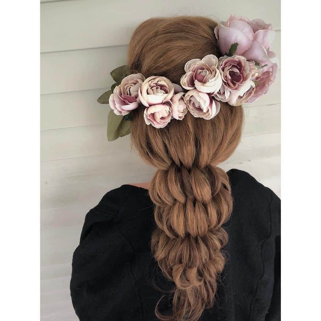 CosmoProf Beautyさんのインスタグラム写真 - (CosmoProf BeautyInstagram)「Our Braid #hairoftheday goes to @jenmathisonhair for her #bushelbraid created with her @ghd_northamerica Platinum Styler and @kenraprofessional 25 Volume Spray + Dry Texture Spray --- 👇 Rules Below!👇 1️⃣Tag your photo #BraidHOTD #cosmoprofbeauty #licensedtocreate 2️⃣Post a photo of your hairstyle against an uncluttered background 3️⃣Mention any products used to color or style the hair --- #repost #jenmathisonhair #braidedstyle #braidinspiration #braidsofIG」5月17日 11時00分 - cosmoprofbeauty