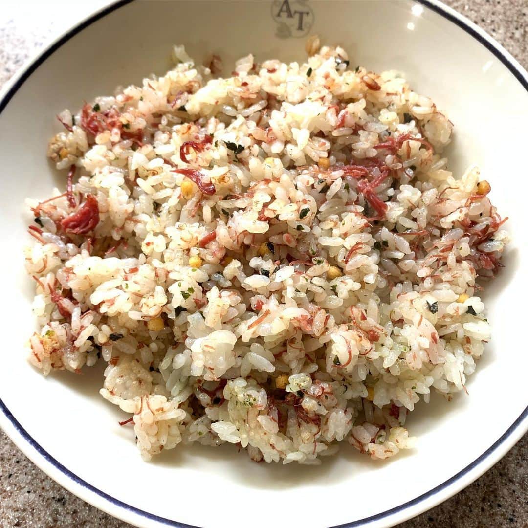 野間美由紀のインスタグラム：「お茶漬け炒飯。コンビーフがふた切れ残っていたので、バターひとかけと一緒にご飯を炒め、お茶漬けの素を入れて仕上げにお醤油一垂らし。刻んだベーコンでもハムでも何でもOK。卵を入れても良し。 出典を忘れちゃったんだけど、大昔ラジオで聞いたんだったかな。聞いたときはバターとお茶漬けの素と醤油だけでしたが、長年の間にアレンジするように。」