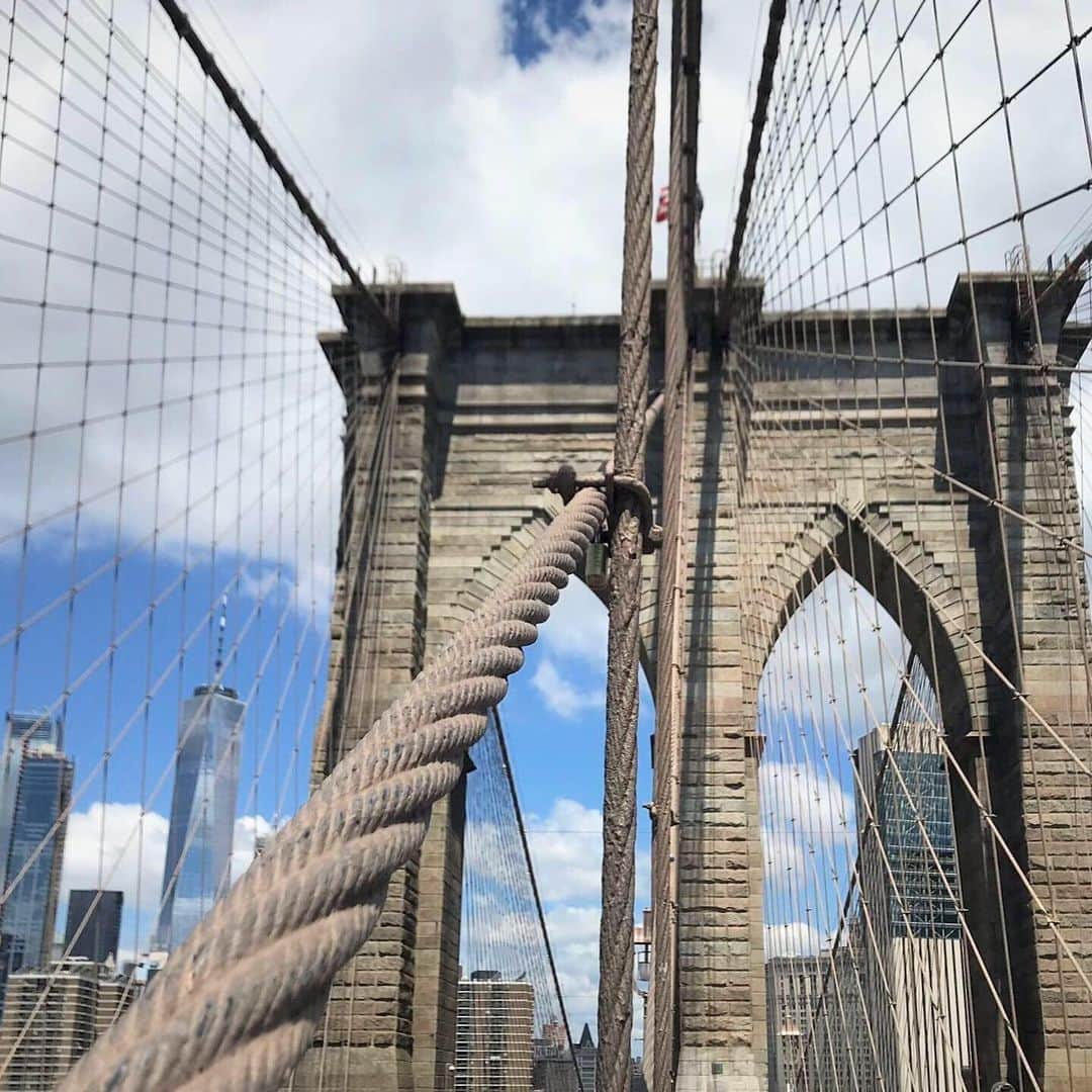 旅行比較サイト・トラベルコ 理想の旅を、いちばん安く。さんのインスタグラム写真 - (旅行比較サイト・トラベルコ 理想の旅を、いちばん安く。Instagram)「#ニューヨーク のマンハッタンとブルックリンを結ぶ #ブルックリンブリッジ 。﻿ ﻿ ニューヨークの観光名所として人気の、歴史ある吊り橋です。デザインも美しく、遠くから眺めるだけでも素敵ですが、徒歩で渡ることもできるんですよ。所要時間は40分くらいですが、橋の上からの景色や爽快感は格別。ぜひ、おさんぽしてみてくださいね。﻿ ﻿ ブルックリン側から橋を渡ると見える、マンハッタンの摩天楼はまさに絶景！　夜景もきれいです✨﻿ ﻿ マンハッタン側から渡ったら、ブルックリン・ブリッジ・パークでひと休みするのもおすすめ♪　パークには有名なロブスターロールやアイスクリームのお店もあるので、おいしいものを食べながらブルックリン・ブリッジを眺めてのんびりしてみてはいかが？﻿ *﻿ *﻿ *﻿ あなたが訪れた旅先での写真に《 @travelko_chan 》《 #トラベルコ 》《 #travelko 》とタグ付けして投稿してみてください！　こちらのアカウントで紹介させていただくかもしれません♪﻿ *﻿ *﻿ *﻿ #NYC #brooklynbridge #travel #trip #landscape #view #sightseeing #旅行 #海外旅行 #フォトジェニック #旅行好きな人と繋がりたい #写真好きな人と繋がりたい #女子旅 #一人旅 #カメラ女子 #カメラ男子 #photooftheday #followback #followme #ff #instatravel  #travelgram  #instagood #instaphoto #l4l #トラベルコ #travelko  #トラベルコちゃん」5月17日 11時09分 - travelko_official