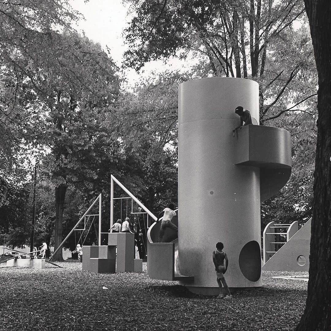 Herman Miller （ハーマンミラー）さんのインスタグラム写真 - (Herman Miller （ハーマンミラー）Instagram)「Perhaps the most striking feature of Isamu Noguchi’s 1976 playground, Atlanta’s Playscapes, is its slide tower. With stairs leading up through the interior, big blocks of color, and a high slide, it’s a perfect example of Noguchi’s maxim: Everything is sculpture. #tbt © 2019 The Isamu Noguchi Foundation and Garden Museum, New York / Artists Rights Society (ARS), New York」5月17日 2時16分 - hermanmiller
