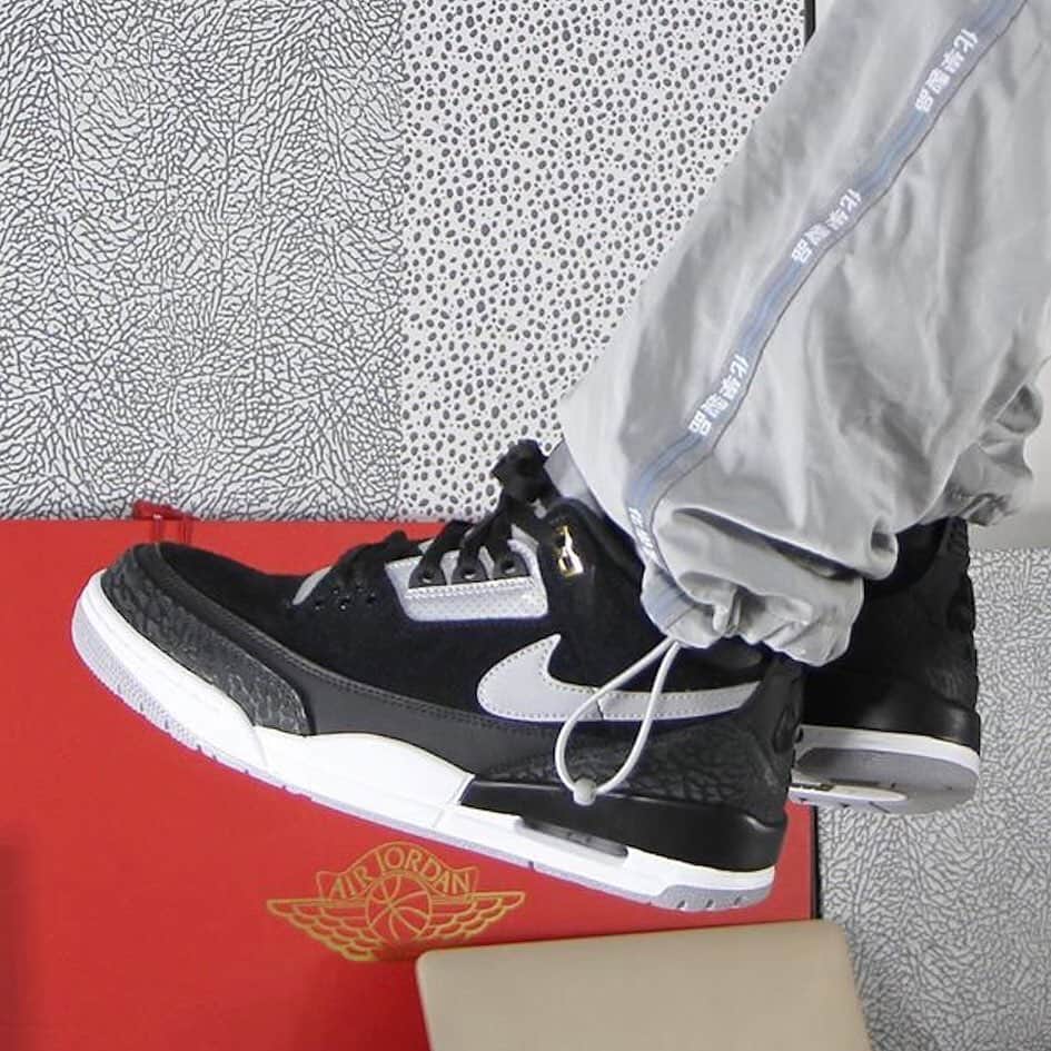 Sneaker Newsさんのインスタグラム写真 - (Sneaker NewsInstagram)「The Air Jordan 3 Tinker returns in August in a new Black/Cement Grey/Metallic Gold colorway. For a closer look, tap the link in our bio.」5月17日 2時14分 - sneakernews