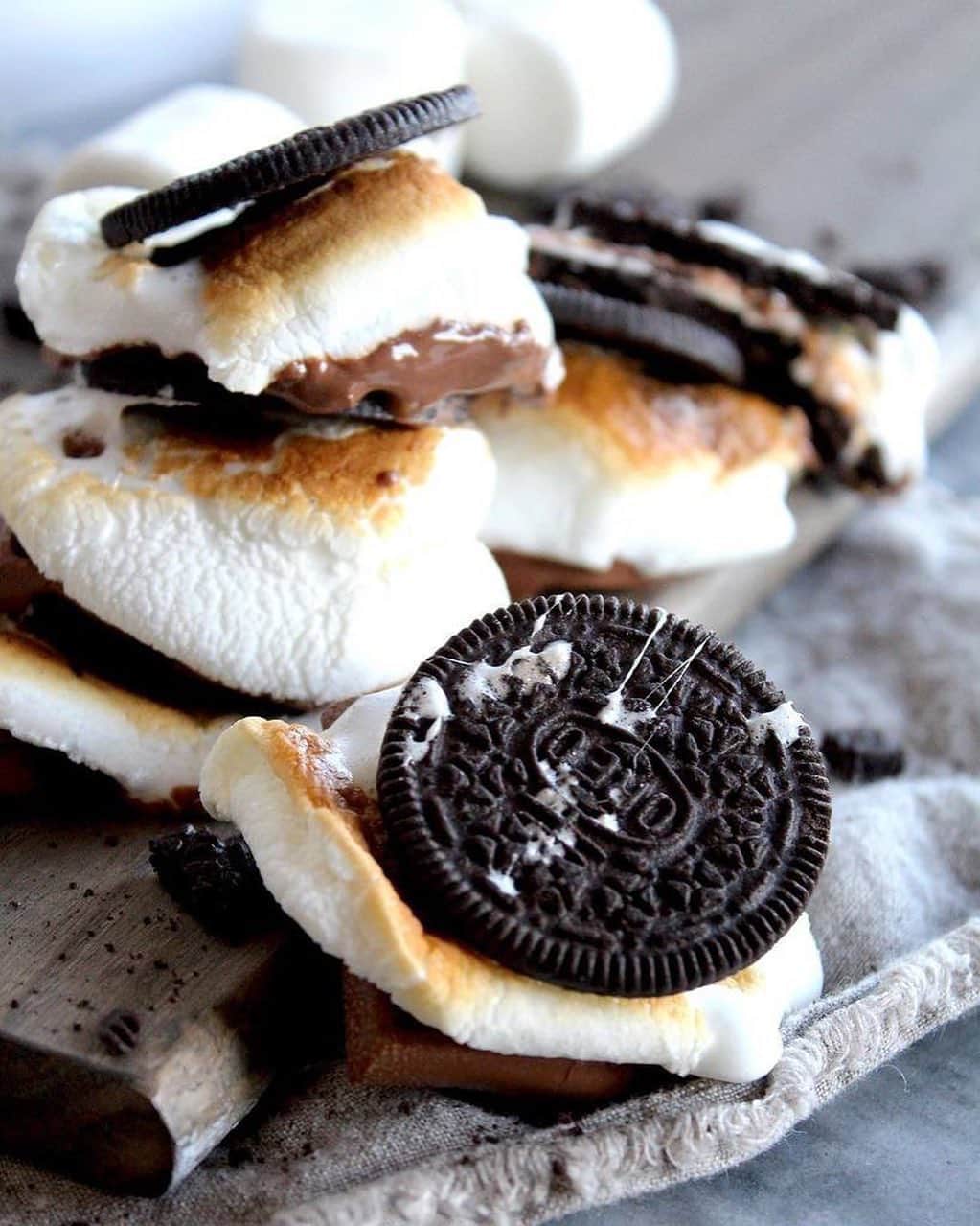 OREOさんのインスタグラム写真 - (OREOInstagram)「Campfire season is right around the corner 🏕 these delicious “S’mOREO” cookies made for some great flavor inspiration... 📸: @mixandmeasure」5月17日 2時14分 - oreo