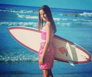 カミーラ・ベルさんのインスタグラム写真 - (カミーラ・ベルInstagram)「Me in T-minus one day ! 🏄‍♀️🏖🏝⛱ #tbt #ripgirls #beachtime #donotdisturb」5月17日 2時21分 - camillabelle
